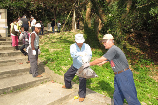 摩文仁清掃奉仕の様子18