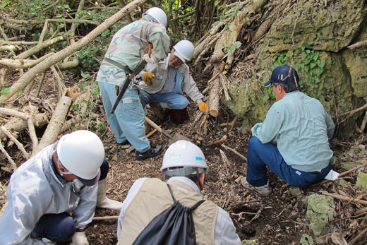 「沖縄県遺族会」遺骨収集の様子16