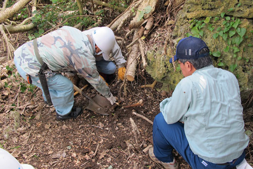 「沖縄県遺族会」遺骨収集の様子17