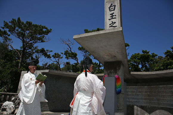 白玉之塔にて慰霊祭2