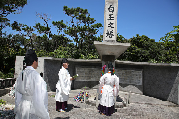 白玉之塔にて慰霊祭3