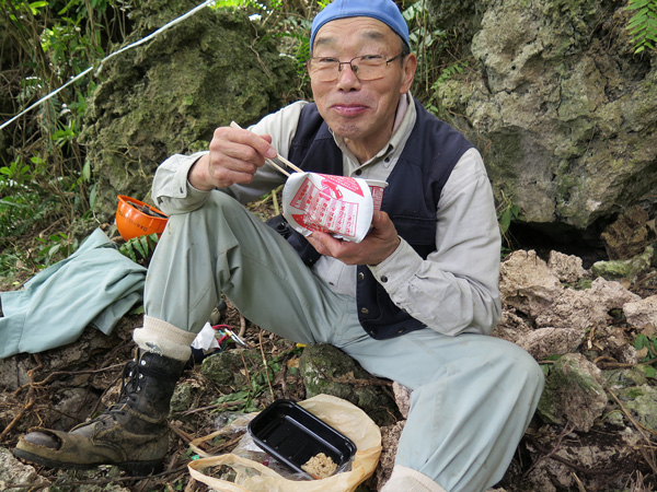 遺骨収集の様子75