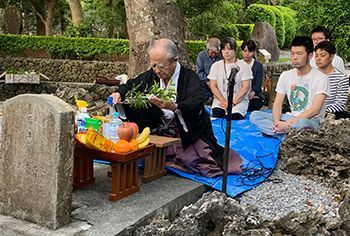 大田さん一家の冥福を祈り、玉串を奉納した有志ら＝19日、糸満市伊原の「赤心之塔」